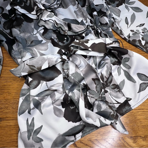 ⭐️ East 5th Shades of Gray Leafy Print Top Size XL Ruffle Neck Tie Waist - Picture 6 of 13